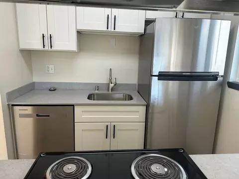 710 NE 42nd St, Seattle, WA 98105