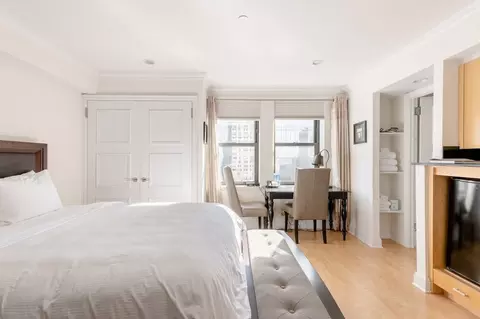 160 Central Park S, New York, NY 10019