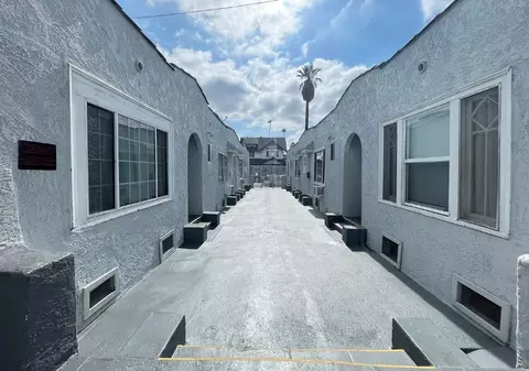 1565 S Hobart Blvd, Los Angeles, CA 90006