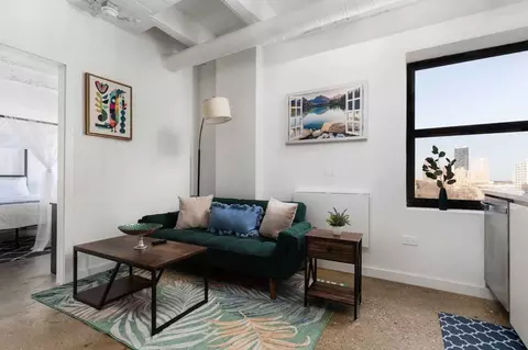 W Lawrence Ave, Chicago, IL 60640