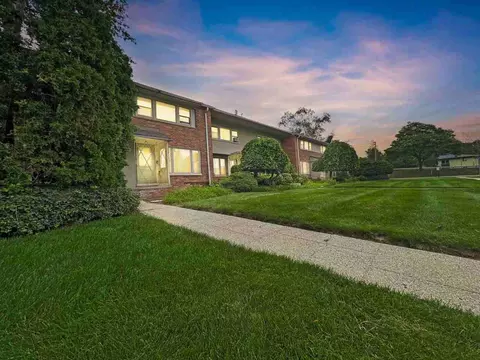 1037 Putney St, Birmingham, MI 48009