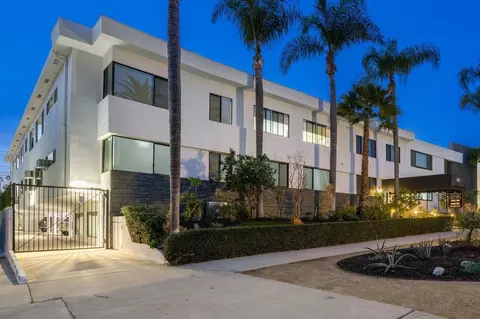 2033 N Beachwood Dr, Los Angeles, CA 90068