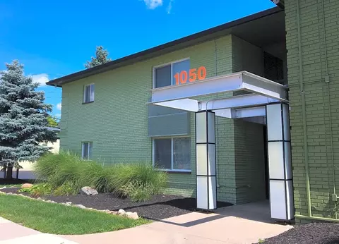 1050 N Adams Rd, Birmingham, MI 48009