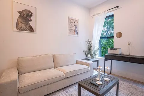 200 E 11th St, New York, NY 10003