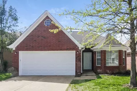 8471 Cross Point Dr, Olive Branch, MS 38654