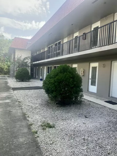 565 NE 121st St #204, North Miami, FL 33161