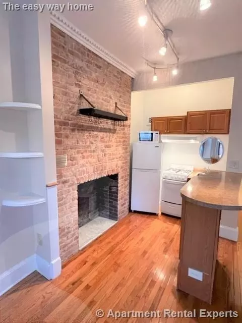 888 Massachusetts Ave #216, Cambridge, MA 02139