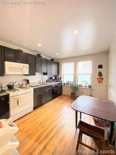 9 Fairfield St #1R, Cambridge, MA 02140