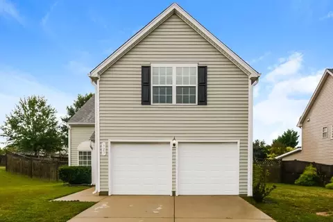 923 Red Oak Tree Dr, Fuquay Varina, NC 27526