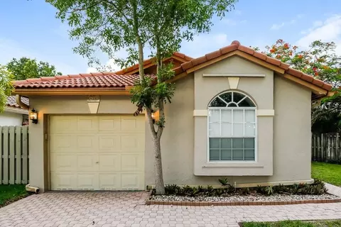 428 Lakeside Cir, Sunrise, FL 33326