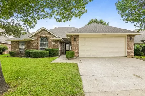 2724 Willow Creek Ct, Bedford, TX 76021