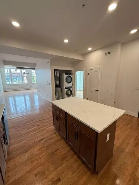 2033 W Broad St, Richmond, VA 23220