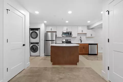 2033 W Broad St, Richmond, VA 23220