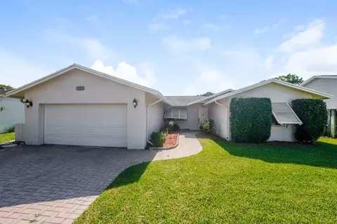 9732 Saddlebrook Dr, Boca Raton, FL 33496