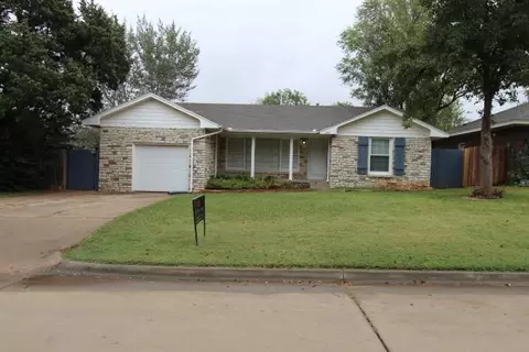 2436 Huntleigh Dr, The Village, OK 73120