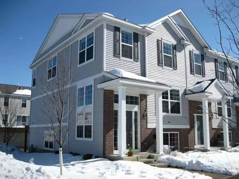 919 Ledgestone Dr, Mahtomedi, MN 55115