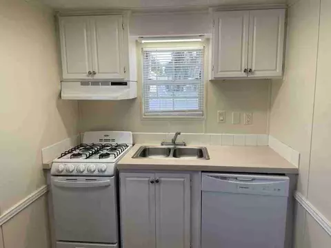36010 Sand Rd, Grand Island, FL 32735