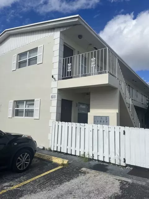 611 NE 5th St #10, Hallandale Beach, FL 33009