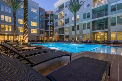 72 E Briar Hollow Ln, Houston, TX 77027