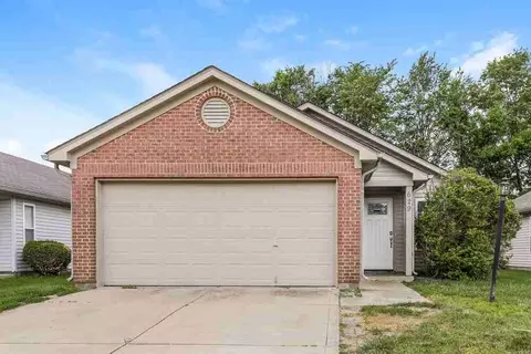 629 Locust Grove Ln, Greenwood, IN 46143