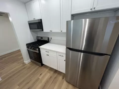 325 Elmwood Ave, Burbank, CA 91502 photo 3