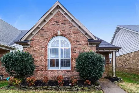 8595 Griffin Park Dr, Cordova, TN 38018