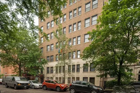 817 W Lakeside Pl #206, Chicago, IL 60640