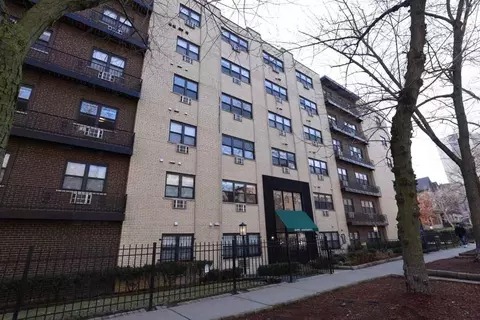 445 W Barry Ave #101, Chicago, IL 60657