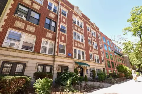 511 W Melrose St #412, Chicago, IL 60657