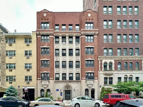 425 W Roscoe St #310, Chicago, IL 60657