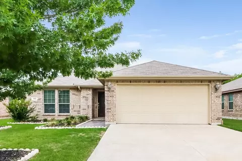 160 Spring Hollow Dr, Saginaw, TX 76131