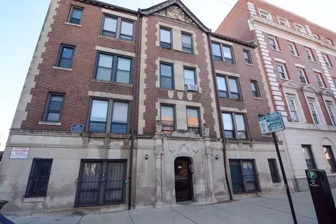 3345 N Marshfield Ave #202, Chicago, IL 60657