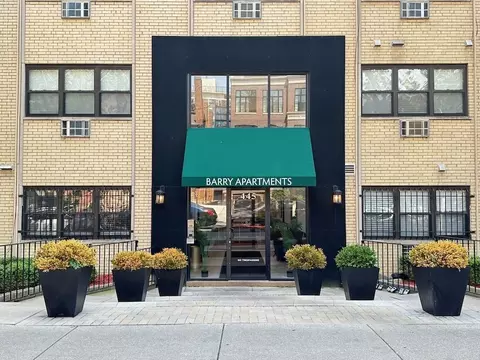 445 W Barry Ave #408, Chicago, IL 60657