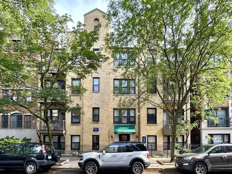 917 W Dakin St #203, Chicago, IL 60613