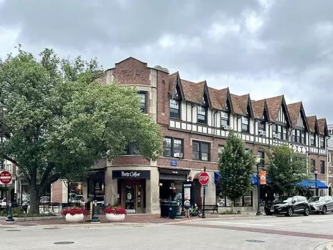 811 Elm St #209, Winnetka, IL 60093