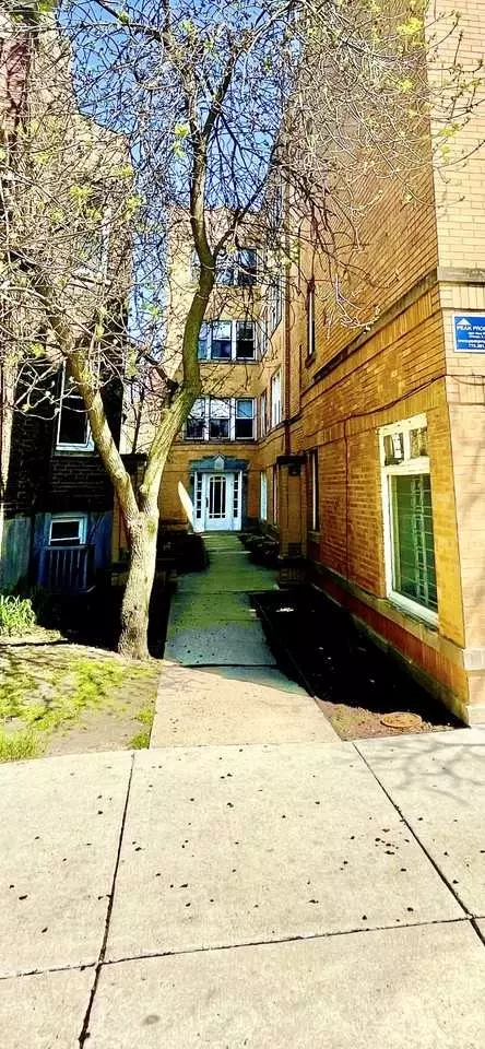 3917 N Southport Ave #2E, Chicago, IL 60613