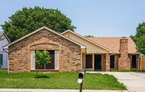 2303 Villanova St, Arlington, TX 76018