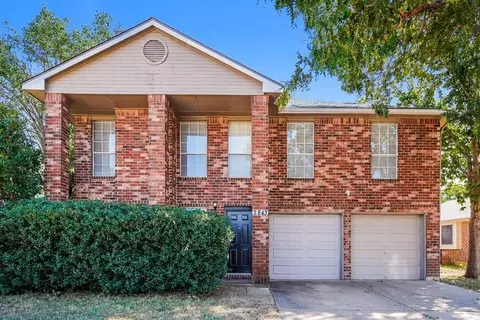 2843 Red Oak Dr, Grand Prairie, TX 75052