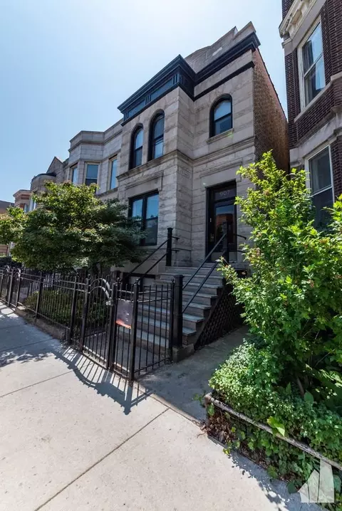 907 W Addison St #2, Chicago, IL 60613
