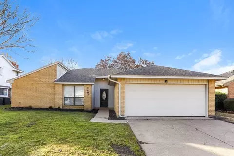 2405 Mckensie Ln, Grand Prairie, TX 75052