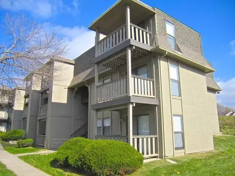 2404 NE 70th St, Gladstone, MO 64118