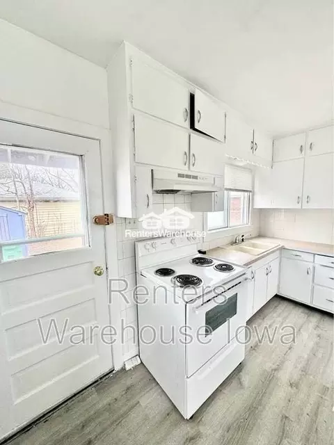 1534 63rd St, Windsor Heights, IA 50324