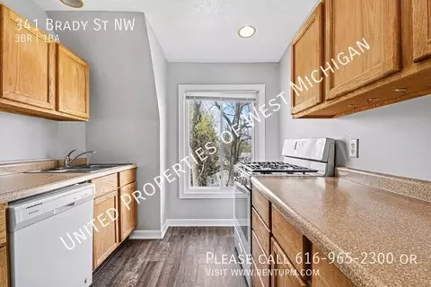 341 Brady St NW, Comstock Park, MI 49321