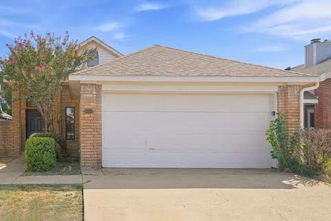 6924 Aston Dr, North Richland Hills, TX 76182