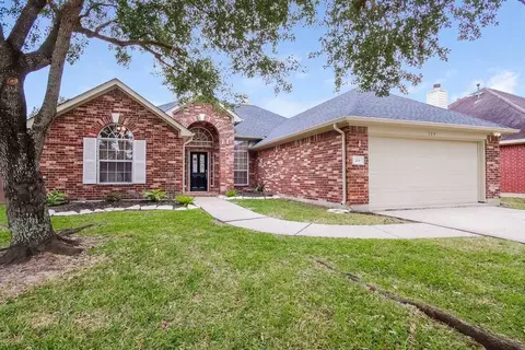 204 Green Cedar Dr, League City, TX 77573