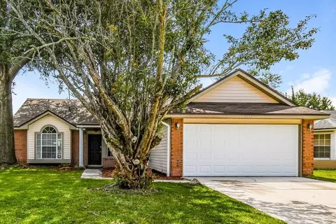 8133 Fieldside Dr W, Jacksonville, FL 32244