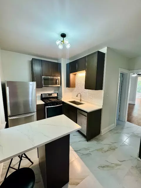 1832 W Greenleaf Ave, Chicago, IL 60626