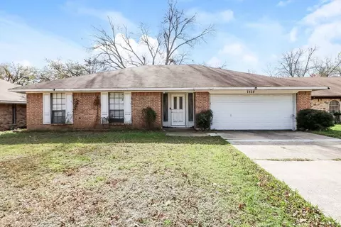 7528 Beckwood Dr, Fort Worth, TX 76112