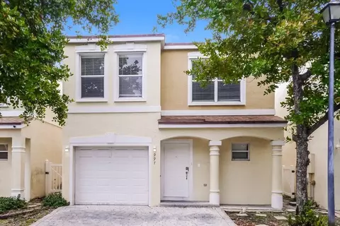 997 SW 15th St, Deerfield Beach, FL 33441