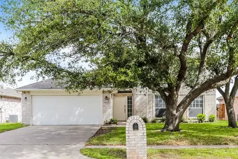 950 Silver Streak Dr, Saginaw, TX 76131